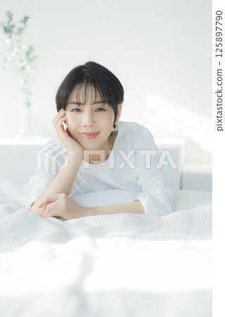 A woman relaxing in bed 125897790