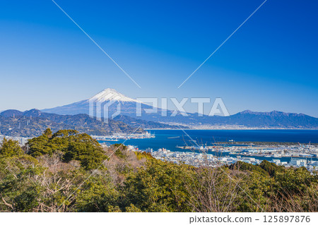 靜岡市（靜岡縣）冬日晴朗的一天，從日本平夢露台觀景走廊看到的景色 125897876