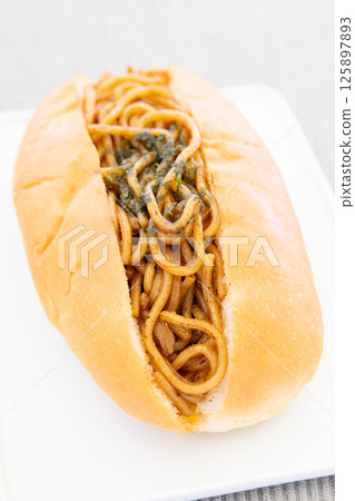 Delicious yakisoba bread 125897893