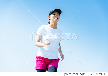Young woman running 125897901