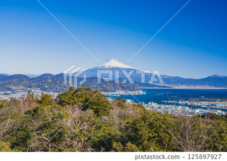 A view from the Nihondaira Yume Terrace Observation Corridor on a clear winter day in Shizuoka City (Shizuoka Prefecture) 125897927