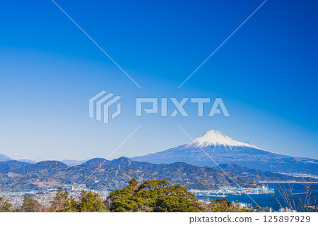 A view from the Nihondaira Yume Terrace Observation Corridor on a clear winter day in Shizuoka City (Shizuoka Prefecture) 125897929