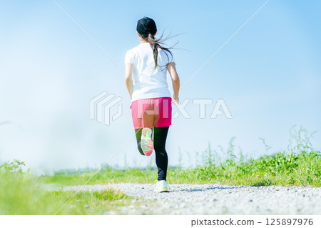 Young woman running 125897976