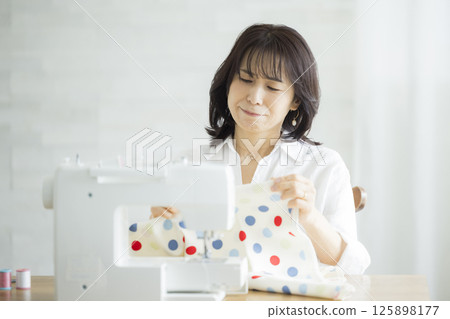 在家裡做裁縫的女人 在家裡做裁縫的女人 125898177
