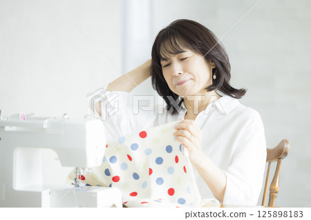 在家裡做裁縫的女人 在家裡做裁縫的女人 125898183