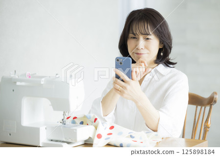 在家裡做裁縫的女人 在家裡做裁縫的女人 125898184