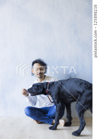 男人和他的狗一起放鬆 125898216