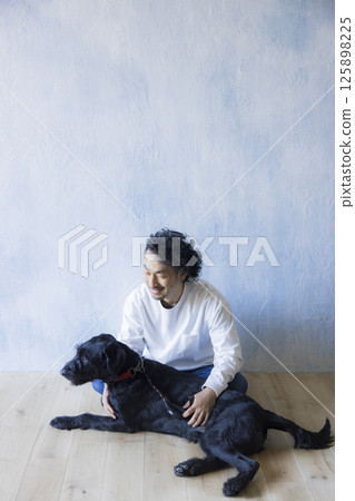 男人和他的狗一起放鬆 125898225