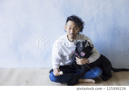 男人和他的狗一起放鬆 男人和他的狗一起放鬆 125898226