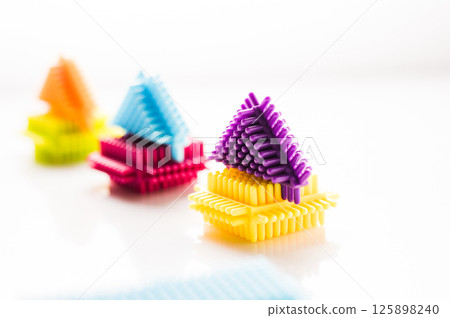 The elements of the game construction set have specific shapes, which makes it easy to create a variety of designs. 125898240