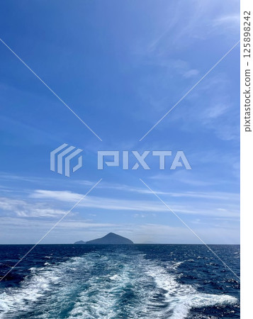 從船上看到的藍色大海和藍天 125898242