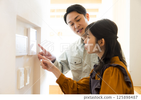 房屋交接:一名身著工作服的男子正在進行後期維護 房屋交接:一名身著工作服的男子正在進行後期維護 125898487