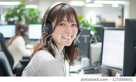 Smiling female operator using a headset 125898601