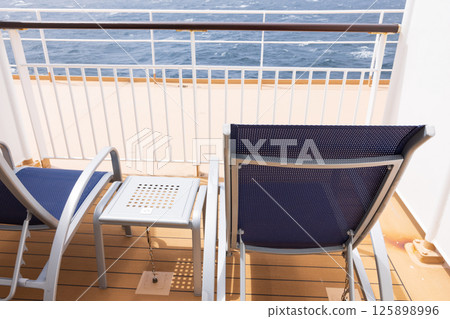 船上陽台上的躺椅 船上陽台上的躺椅 125898996