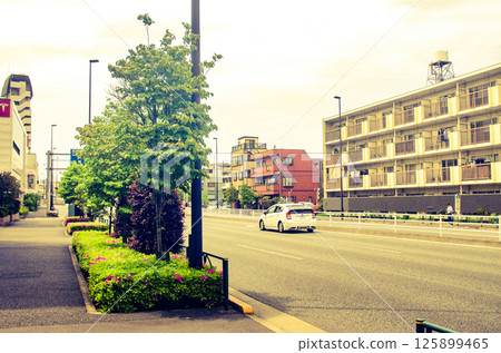 The National Route 8 is unusually empty during Golden Week. 125899465