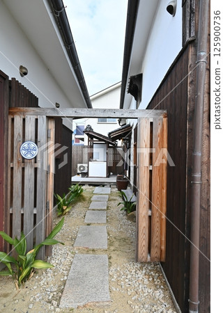The quaint entrance of a traditional Japanese cafe 125900736