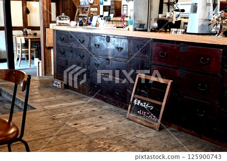 傳統日本咖啡館的內部 125900743