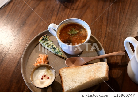 蔬菜通心粉湯、熱湯和麵包早餐套餐 蔬菜通心粉湯、熱湯和麵包早餐套餐 125900747