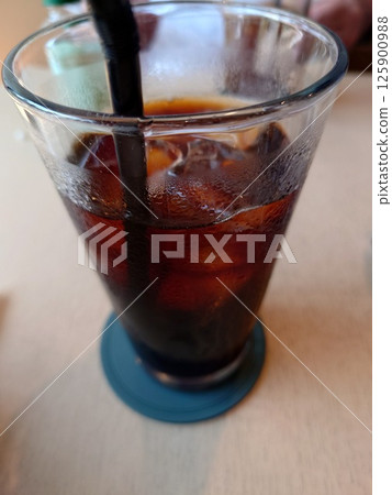 和朋友在附近一家時尚的咖啡店休息——冰咖啡 125900988