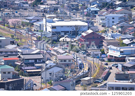 松本市城山公園的景色:穿過松本盆地的火車 松本市城山公園的景色:穿過松本盆地的火車 125901203