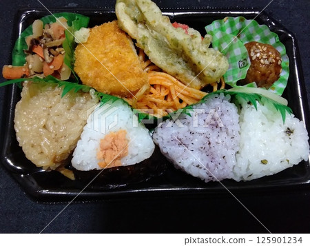 Rice ball bento sold at half price during a limited time sale Rice ball bento sold at half price during a limited time sale 125901234