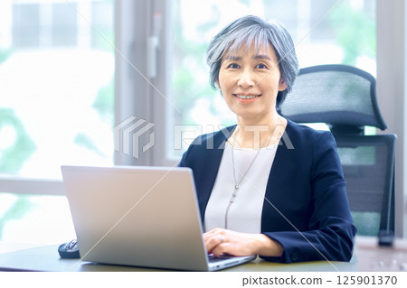 Senior business woman working at the office 125901370
