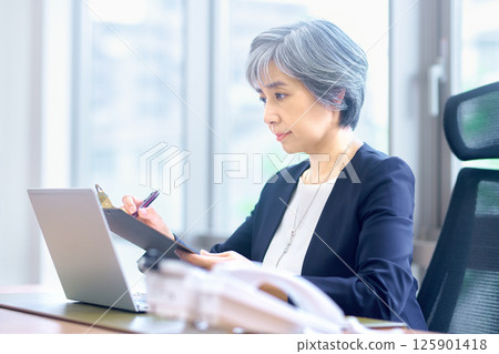 在辦公室工作的高級女商人 在辦公室工作的高級女商人 125901418