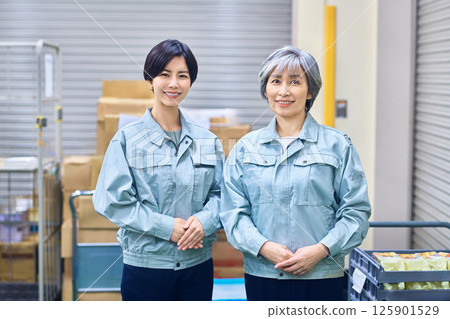 Two female workers working in a warehouse 125901529
