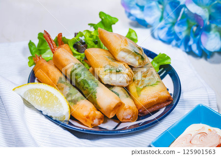 Deep-fried tofu and shrimp spring rolls 125901563