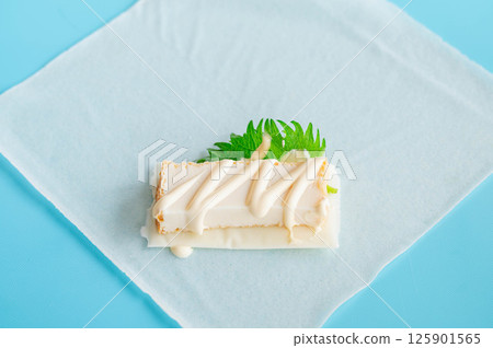 Deep-fried tofu, shiso leaves and cheese wrapped in spring roll skin 125901565