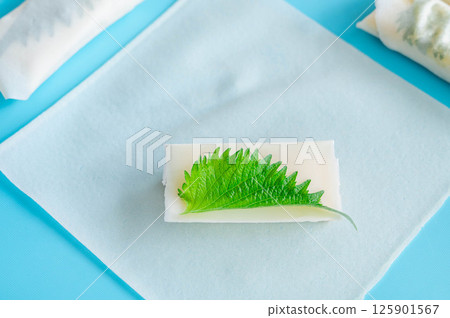 Melty sliced cheese and shiso leaves wrapped in spring roll wrappers 125901567