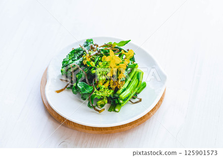 Lightly pickled rape blossoms and salted kelp 125901573