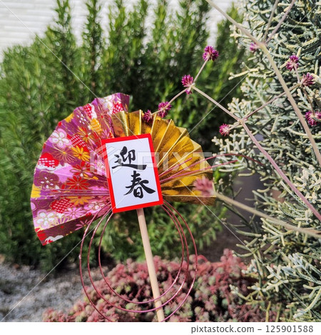 紅色的花朵和祈願牌 125901588