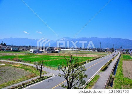 <Nagano Prefecture> View of the Northern Alps and Prefectural Route 48 from Matsumoto City <Nagano Prefecture> View of the Northern Alps and Prefectural Route 48 from Matsumoto City 125901793