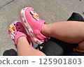 我最喜歡的粉紅涼鞋：在夏日陽光下 125901803