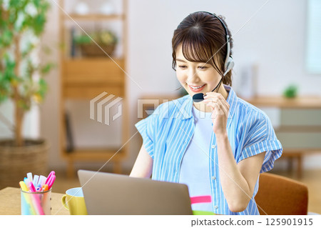 遠程工作期間的操作員使用個人計算機在家聊天 125901915