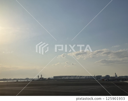 傍晚的羽田機場：儲水槽和機場設施 125901933