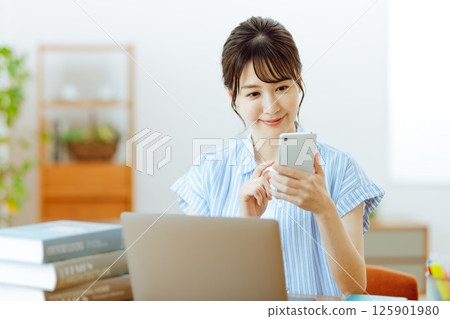 在家遠程工作的女商人操作個人電腦 在家遠程工作的女商人操作個人電腦 125901980