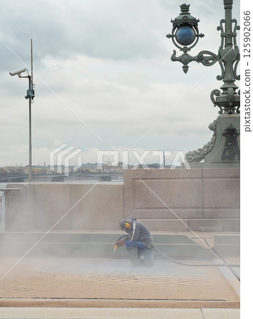 Vertical view the blast cleaning. Working in the dust Vertical view the blast cleaning. Working in the dust 125902066