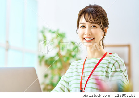 Business woman in telework to operate a personal computer Business woman in telework to operate a personal computer 125902195