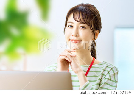 遠程工作的女商人操作個人計算機 遠程工作的女商人操作個人計算機 125902199