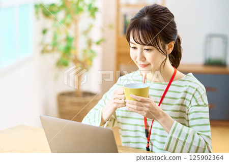 在家遠程工作的女工程師 125902364