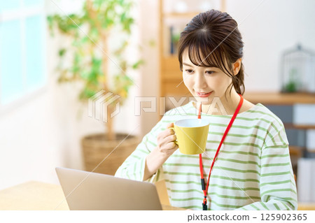 在家遠程工作的女工程師 125902365