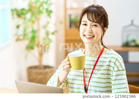 在家遠程工作的女工程師 125902366