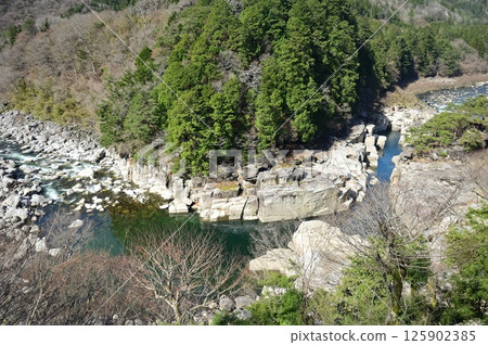 從中央本線電車窗看到的貓眼小屋（長野縣木曾郡上松町） 125902385