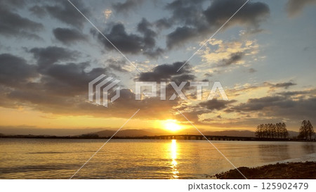 琵琶湖大橋與第一縷朝陽 125902479