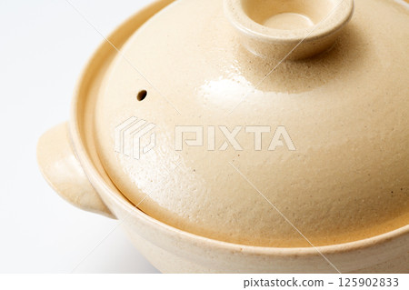 Earthen pot 125902833