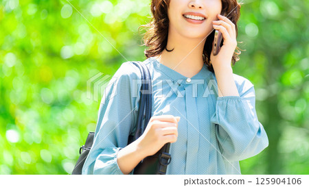 Smiling woman/businesswoman talking on smartphone Smiling woman/businesswoman talking on smartphone 125904106