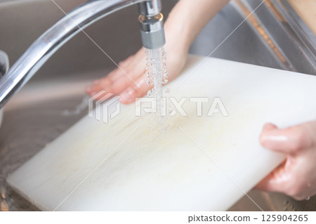 洗碗的手的圖像(庫存照片) 洗碗的手的圖像(庫存照片) 125904265