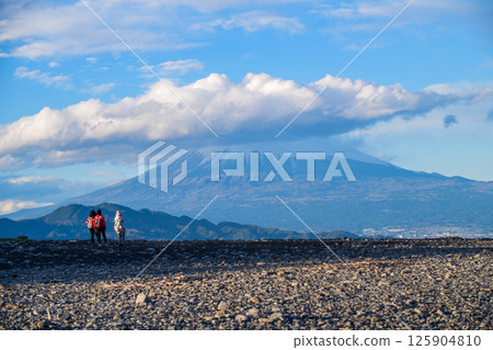 Beautiful snow white top Fujisan with blue sky from the Miho no Matsubara, UNESCO World Heritage Site 125904810
